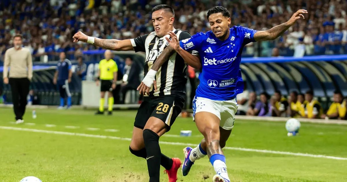 Atlético-MG em lance durante jogo na Arena MRV
