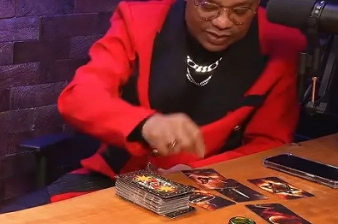 Mestre José durante participação em podcast com cartas de tarô