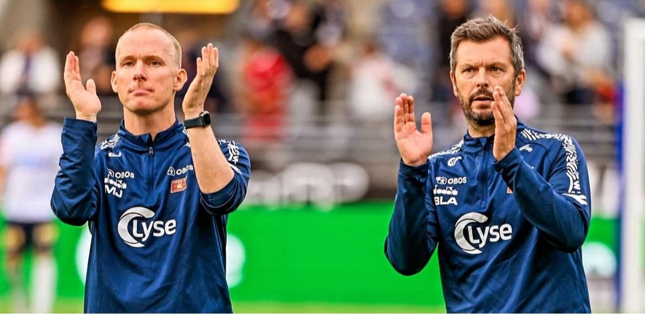Dois treinadores do Viking conversam durante treino