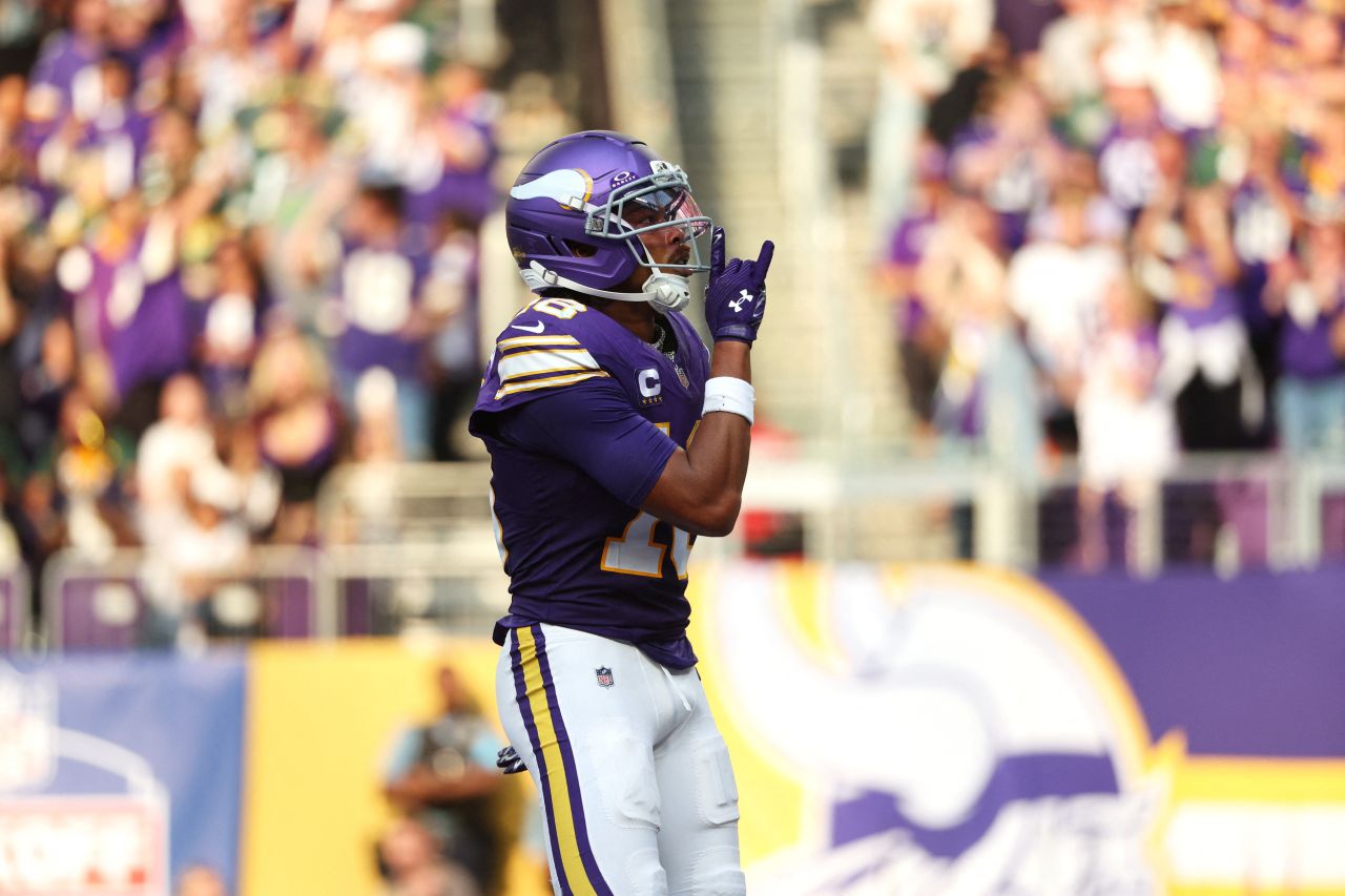 Jogadores do Minnesota Vikings comemoram no campo após virada