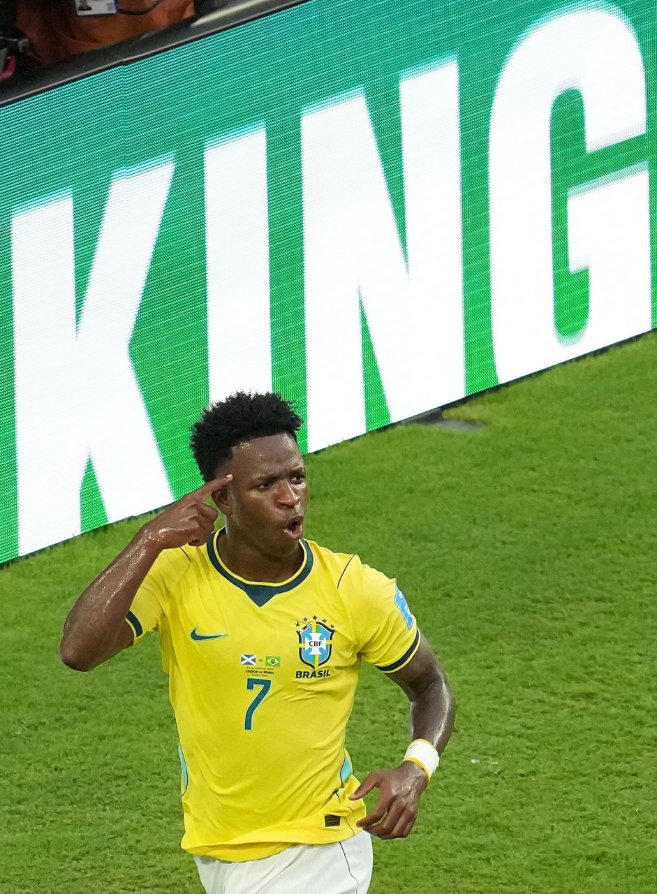 Vinícius Jr. comemorando gol com placa ao fundo