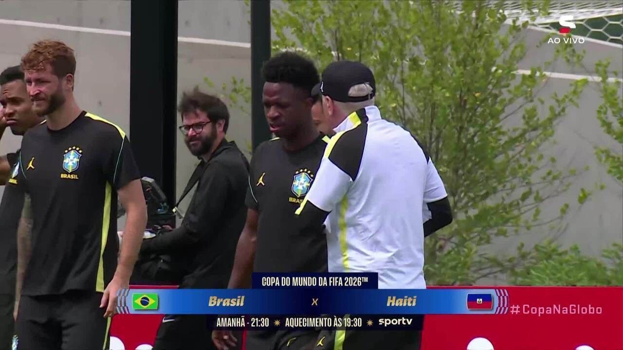Carlo Ancelotti conversando com Vinícius Júnior em treino