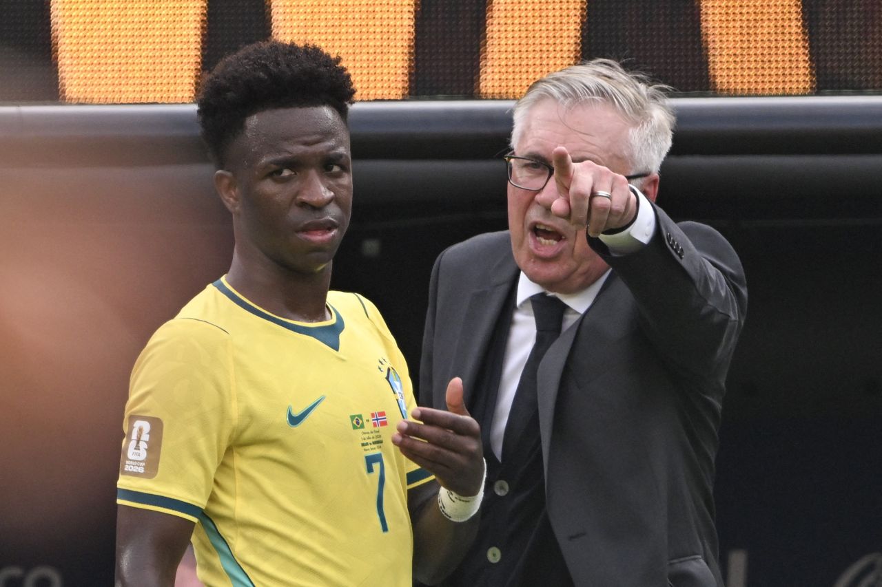 Vinícius Júnior com a camisa da Seleção Brasileira