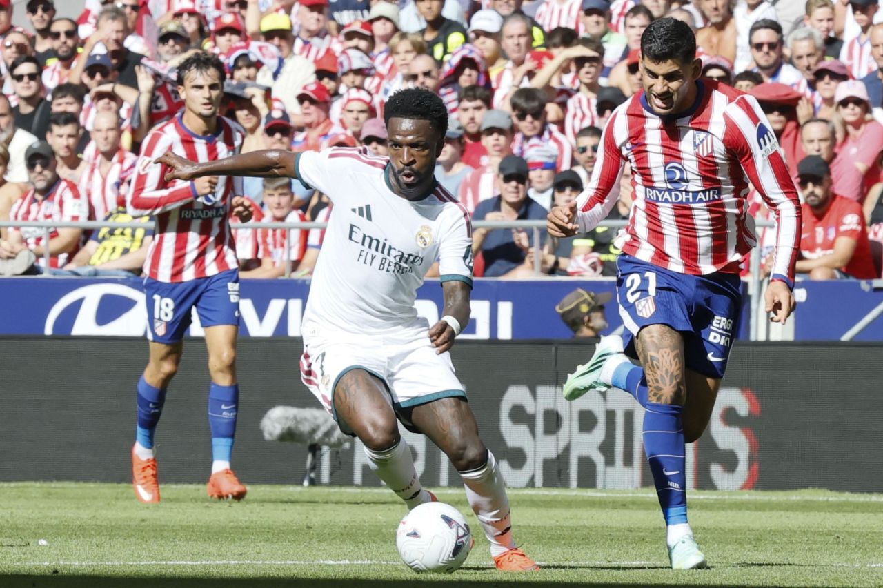 Vinícius Júnior durante o dérbi entre Atlético e Real Madrid
