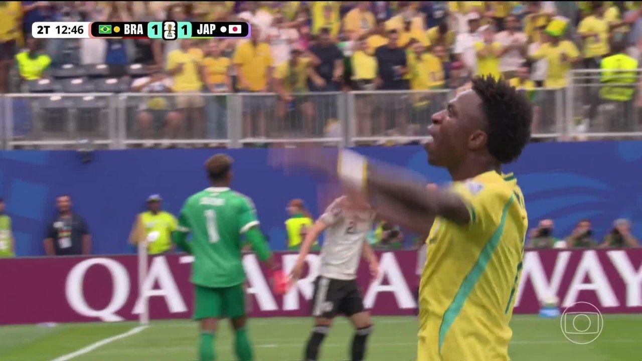 Vini Jr comemorando em campo após o jogo