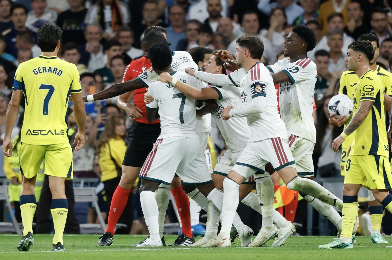 Vinicius Junior sendo expulso após puxão de cabelo