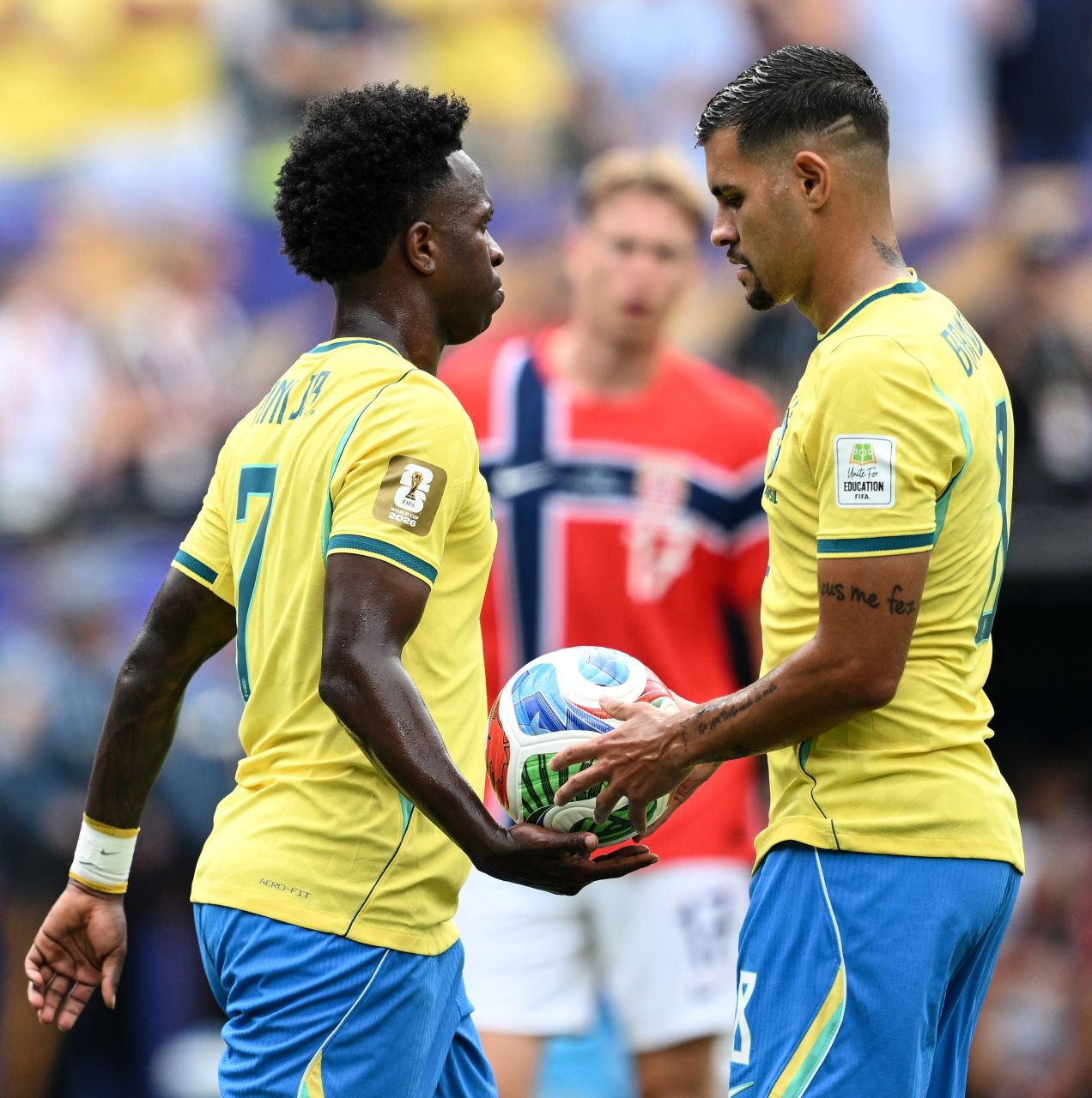 Bruno Guimarães cobrando pênalti contra a Noruega