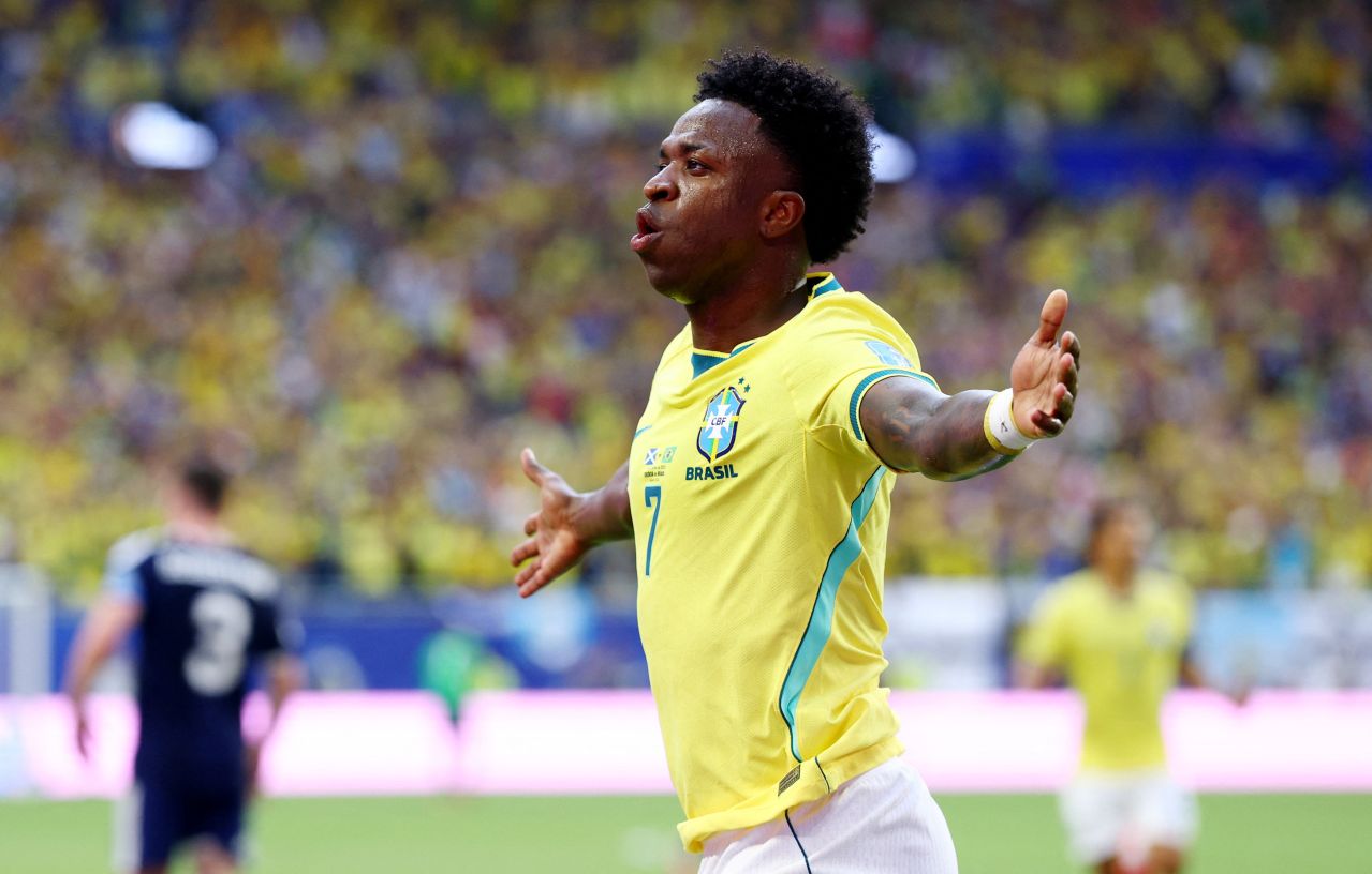 Vinicius Junior comemorando gol pelo Brasil