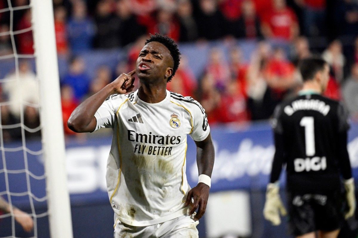 Vini Jr celebra gol com a camisa do Real Madrid