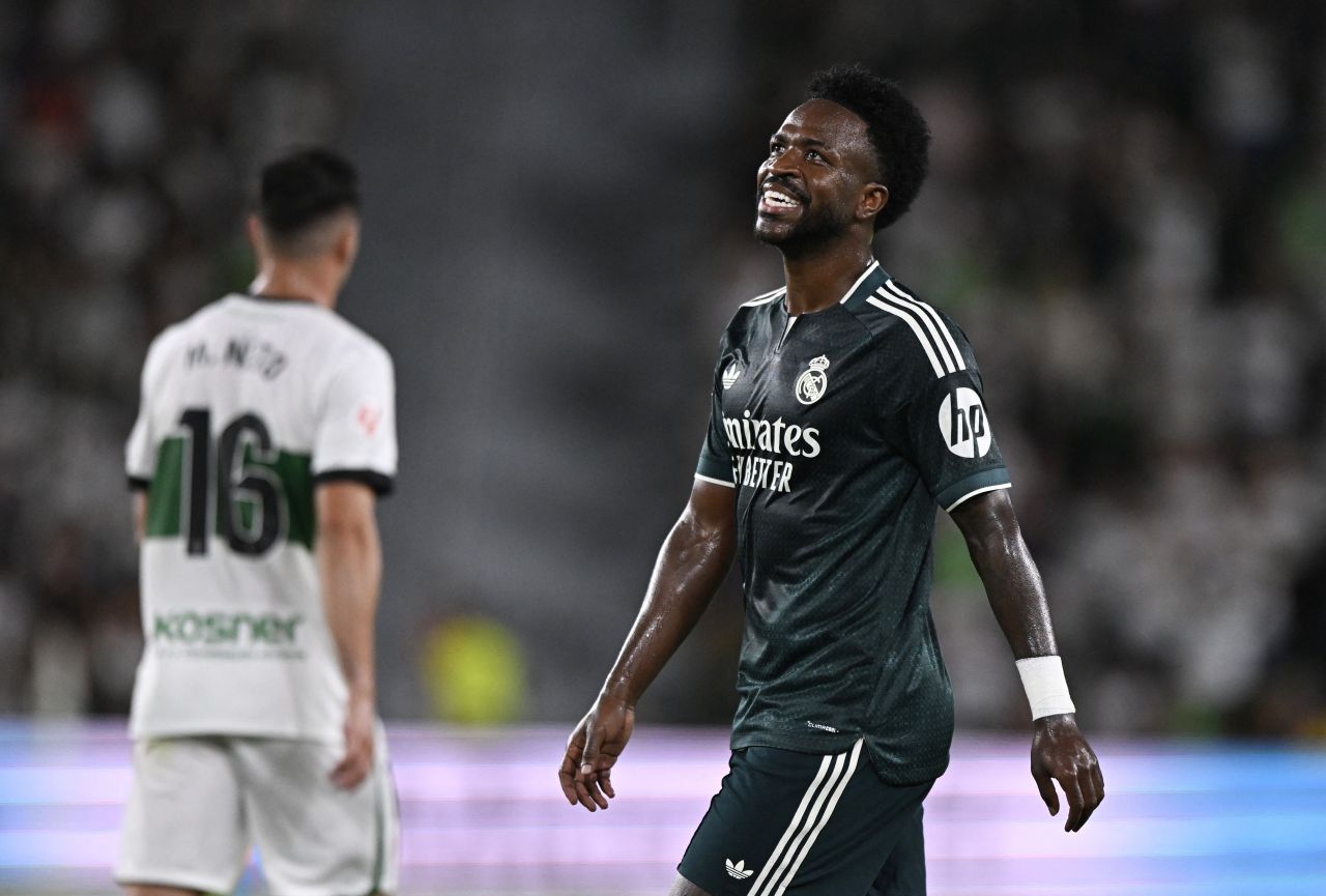 Vini Jr. discute com torcida do Elche durante partida