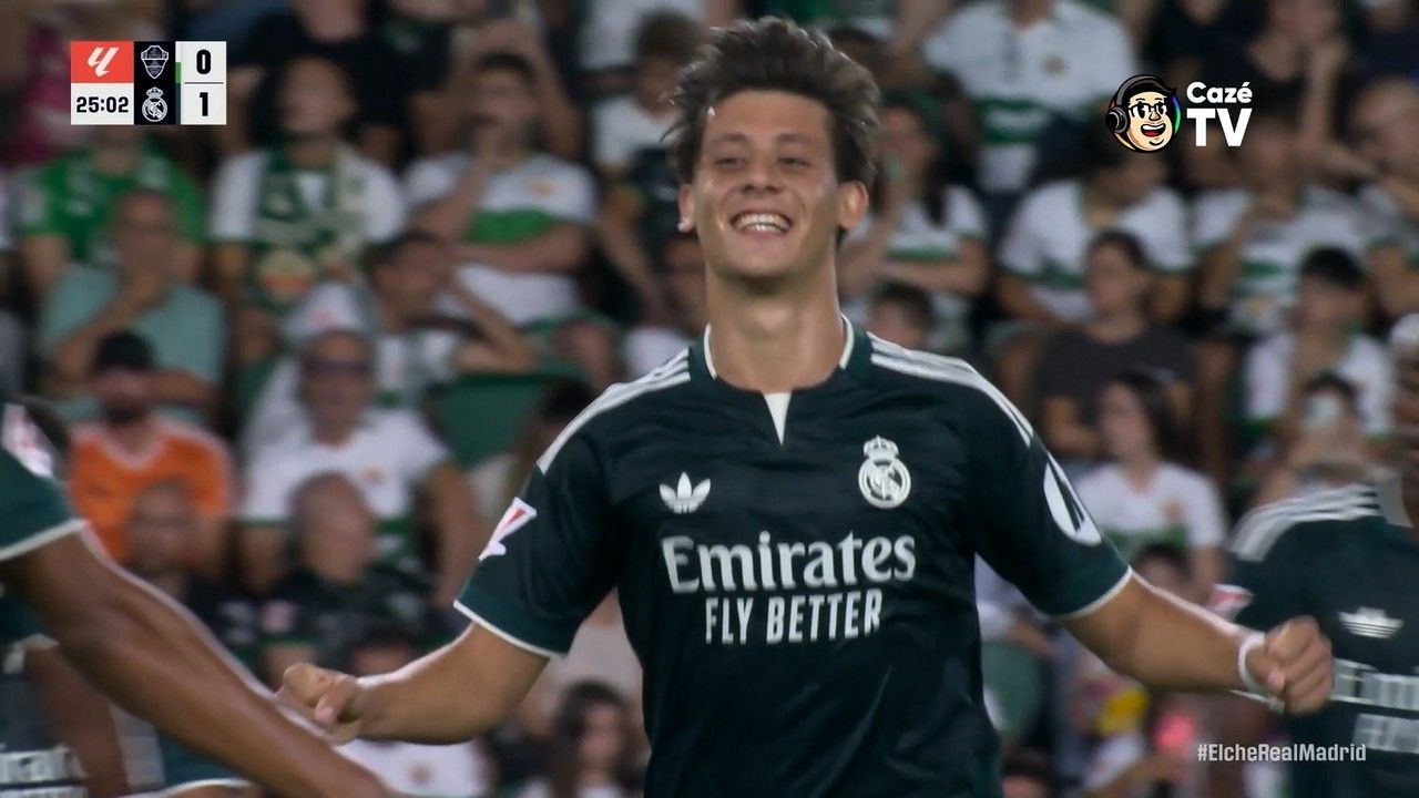 Vini Jr. com camisa enrolada em apoio a Ceuta
