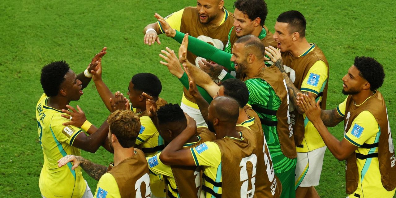 Vinícius Júnior comemora gol pela seleção brasileira contra a Escócia