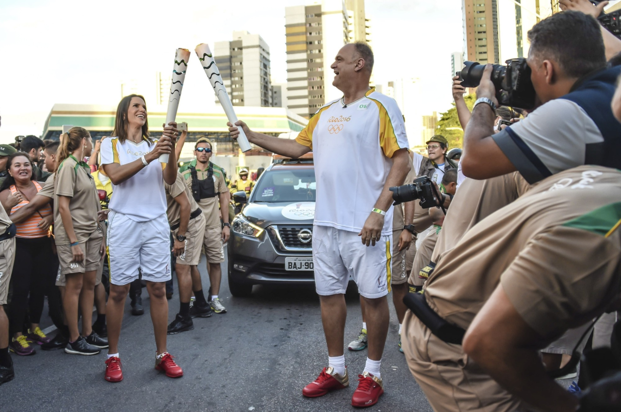 Virna e Oscar durante revezamento da tocha em Natal