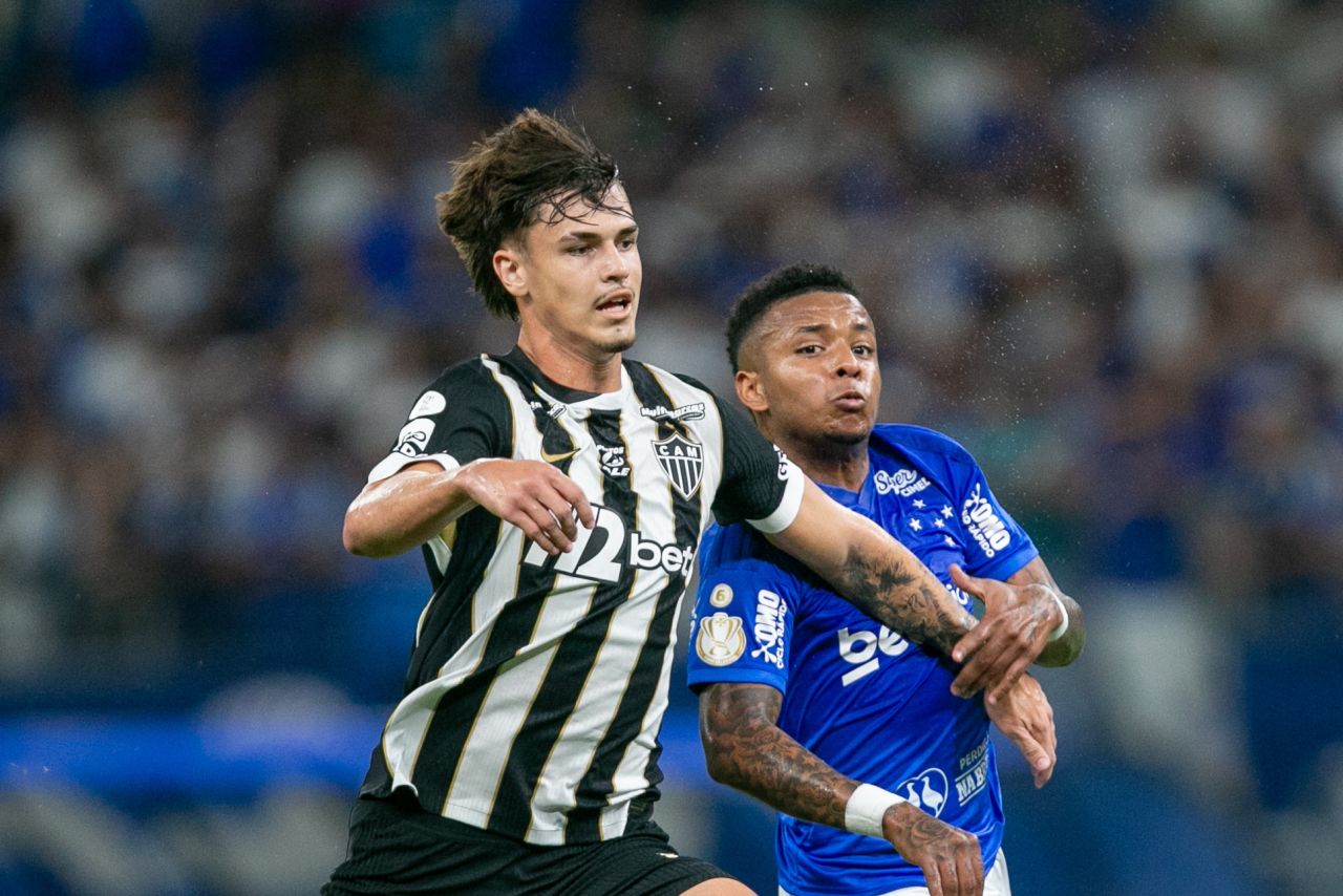 Vitão comemorando com a camisa do Atlético-MG no Mineirão