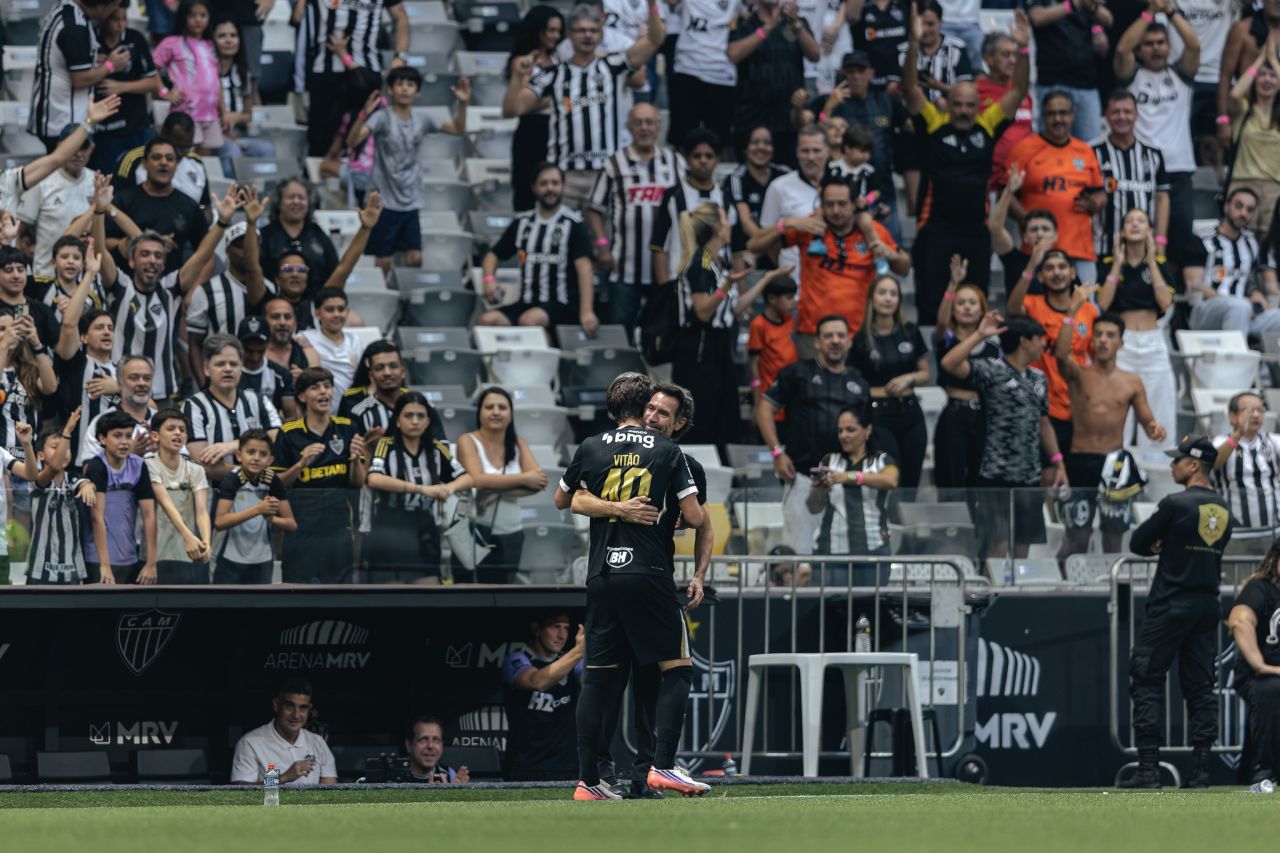 Vitão comemorando gol abraçando Domínguez