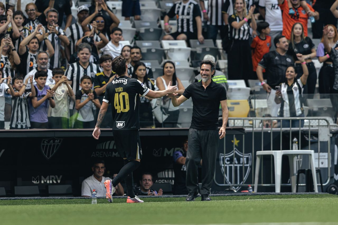 Vitão abraça Eduardo Domínguez após marcar pelo Atlético-MG