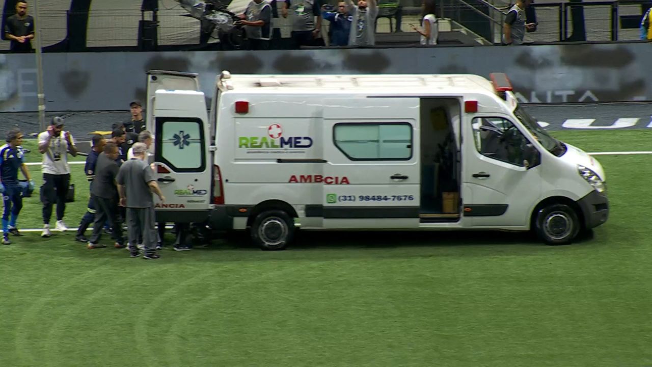 Vitão caído no gramado sendo atendido por equipes médicas