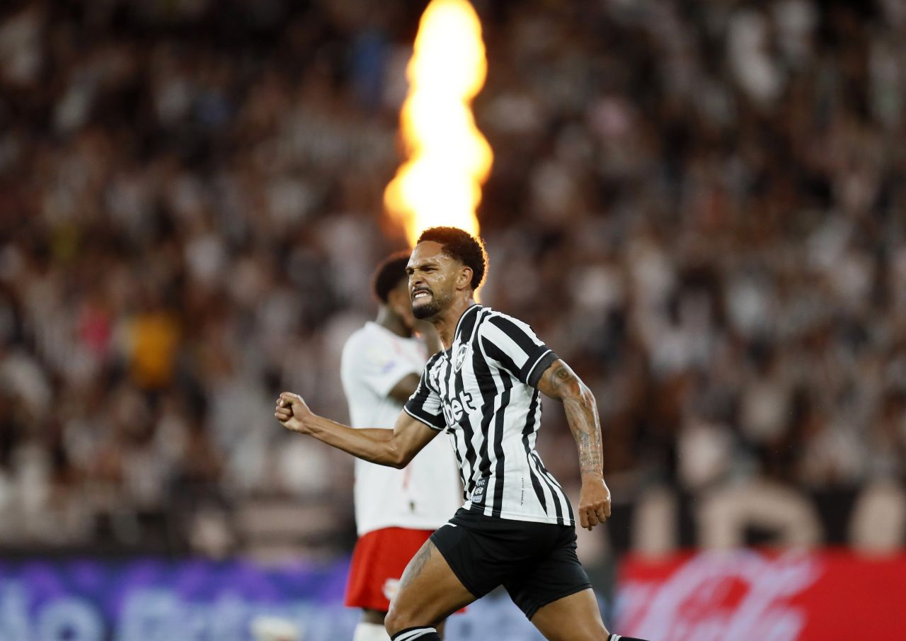 Vitinho comemora gol de cabeça pelo Botafogo