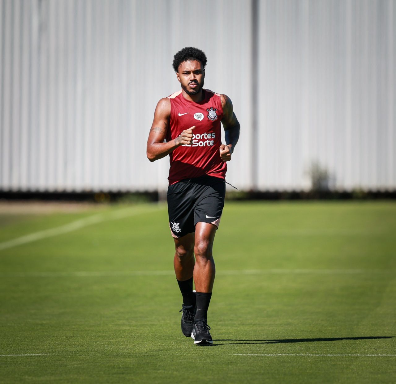 Vitinho em treino no CT Joaquim Grava