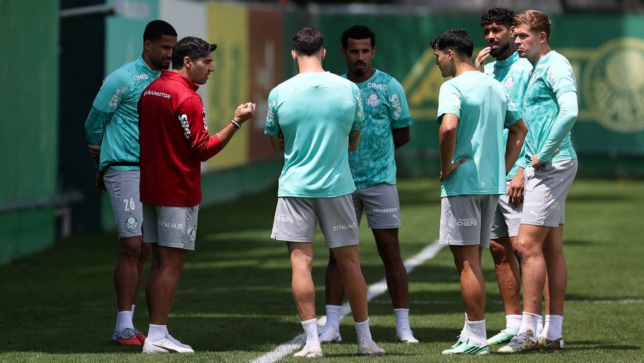 Abel Ferreira conversa com jogadores no treino do Palmeiras