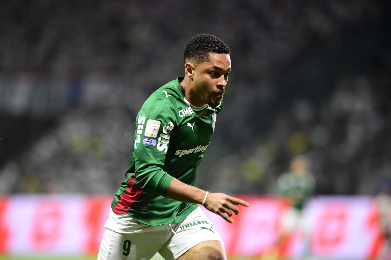 Vítor Roque aquecendo antes da partida Palmeiras x Athletico-PR