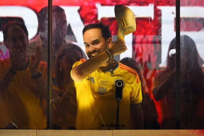 Abelardo de la Espriella cumprimenta apoiadores após a vitória