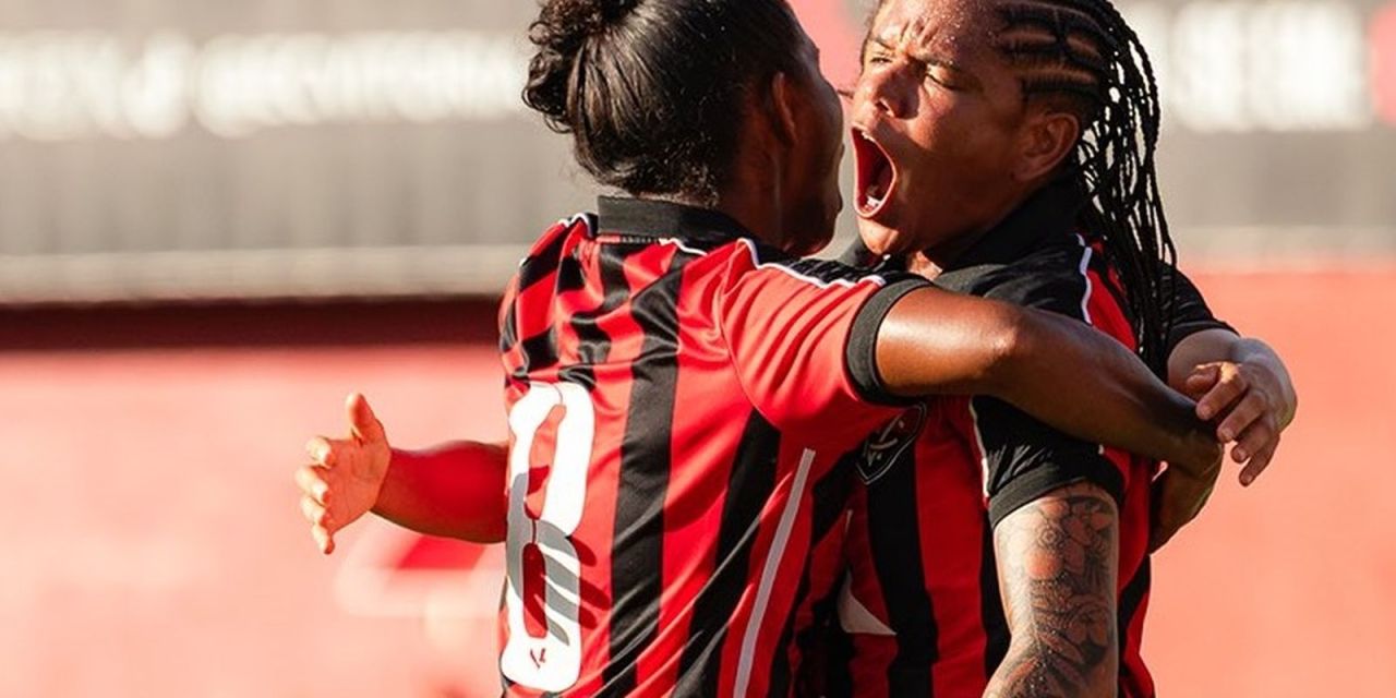 Jogadoras do Vitória comemoram gol no Barradão