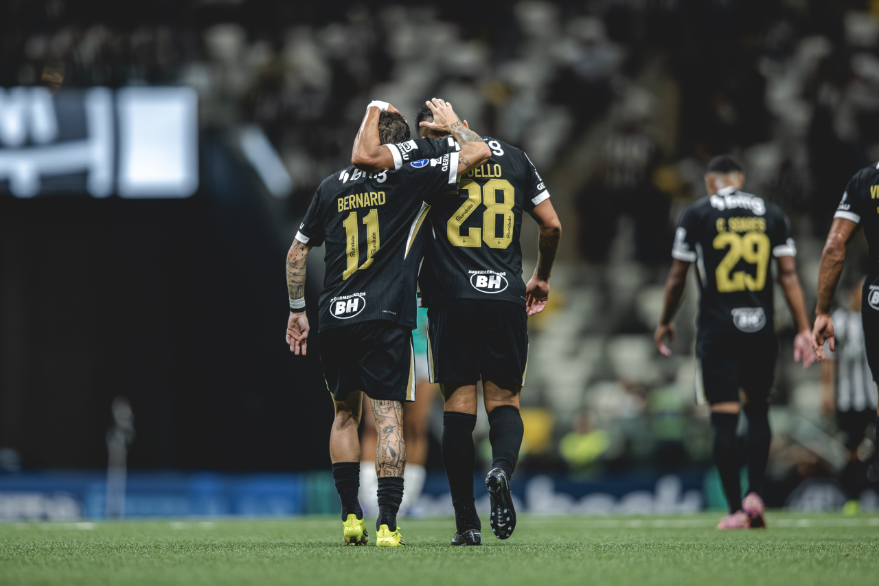 Jogadores do Atlético-MG comemorando gol na Arena MRV