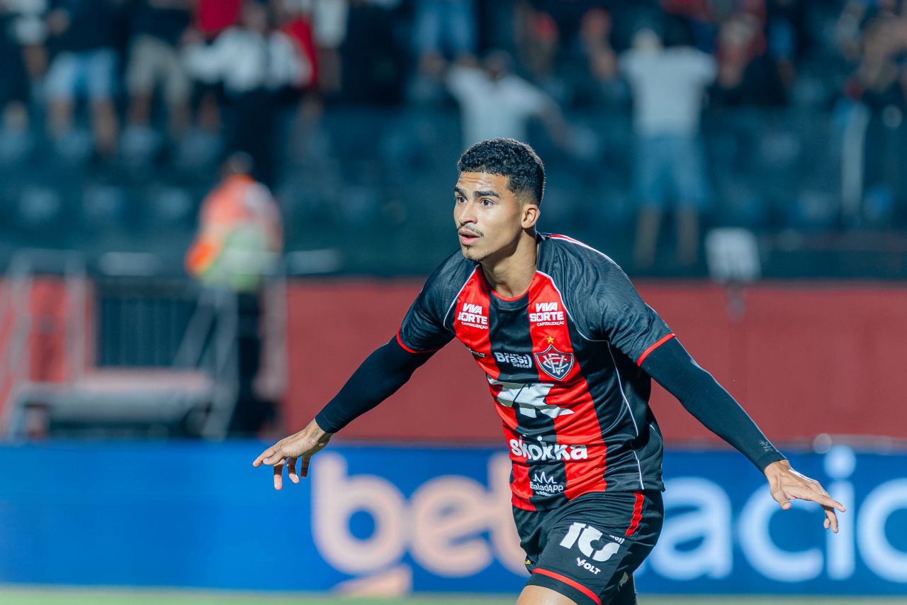 Jogadores do Vitória comemoram gol no Barradão