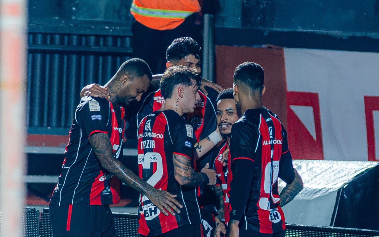 Jogadores do Vitória comemoram gol no Barradão