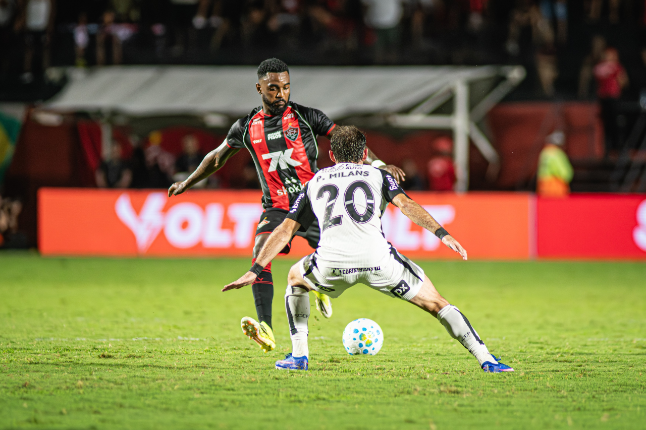 Ramon em ação durante Vitória x Corinthians no Barradão