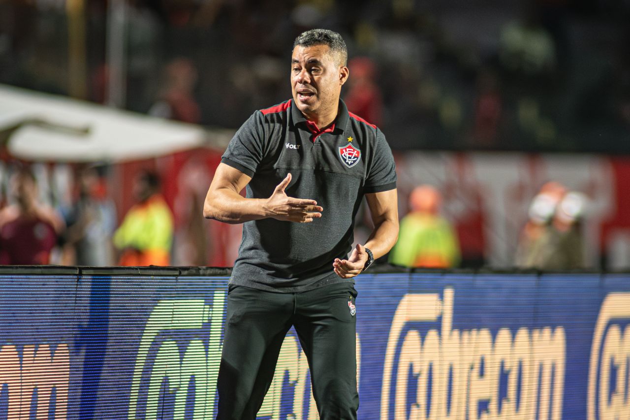 Jogadores do Vitória comemoram gol no Barradão