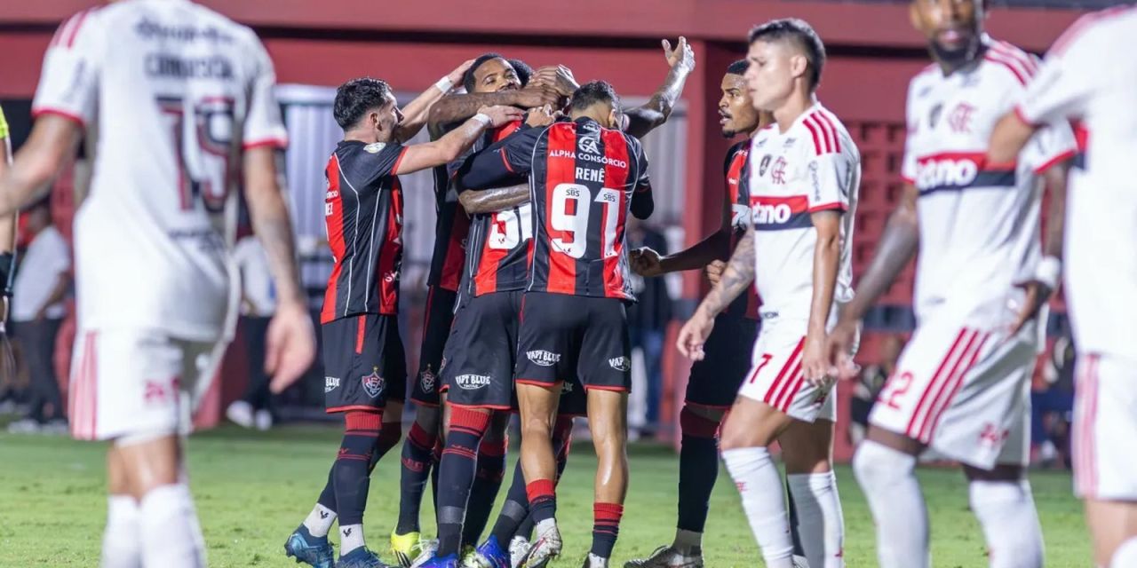 Jogadores do Vitória comemoram gol no Barradão