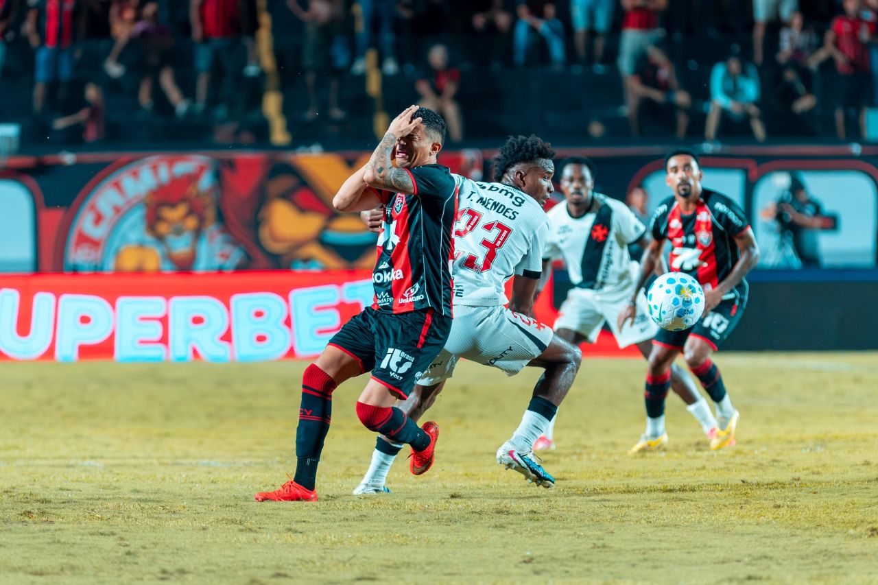 Jogadores do Vitória durante partida no Barradão