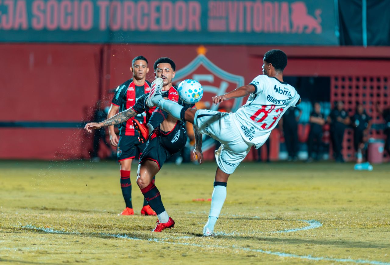 Jogadores do Vitória durante partida contra o Vasco no Barradão
