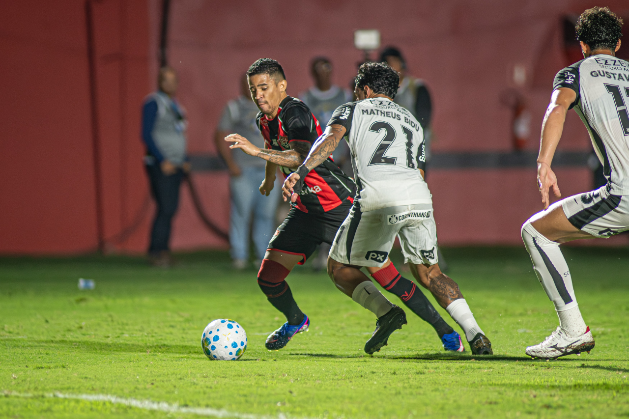 Erick em ação pelo Vitória contra o Corinthians no Barradão
