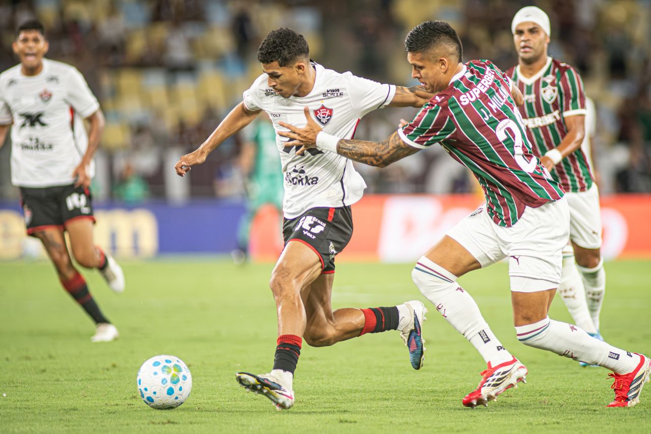 Renê em ação pelo Vitória no Maracanã