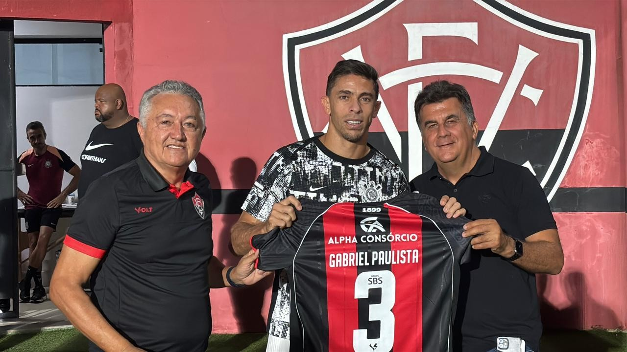 Gabriel Paulista recebendo camisa do Vitória no Barradão