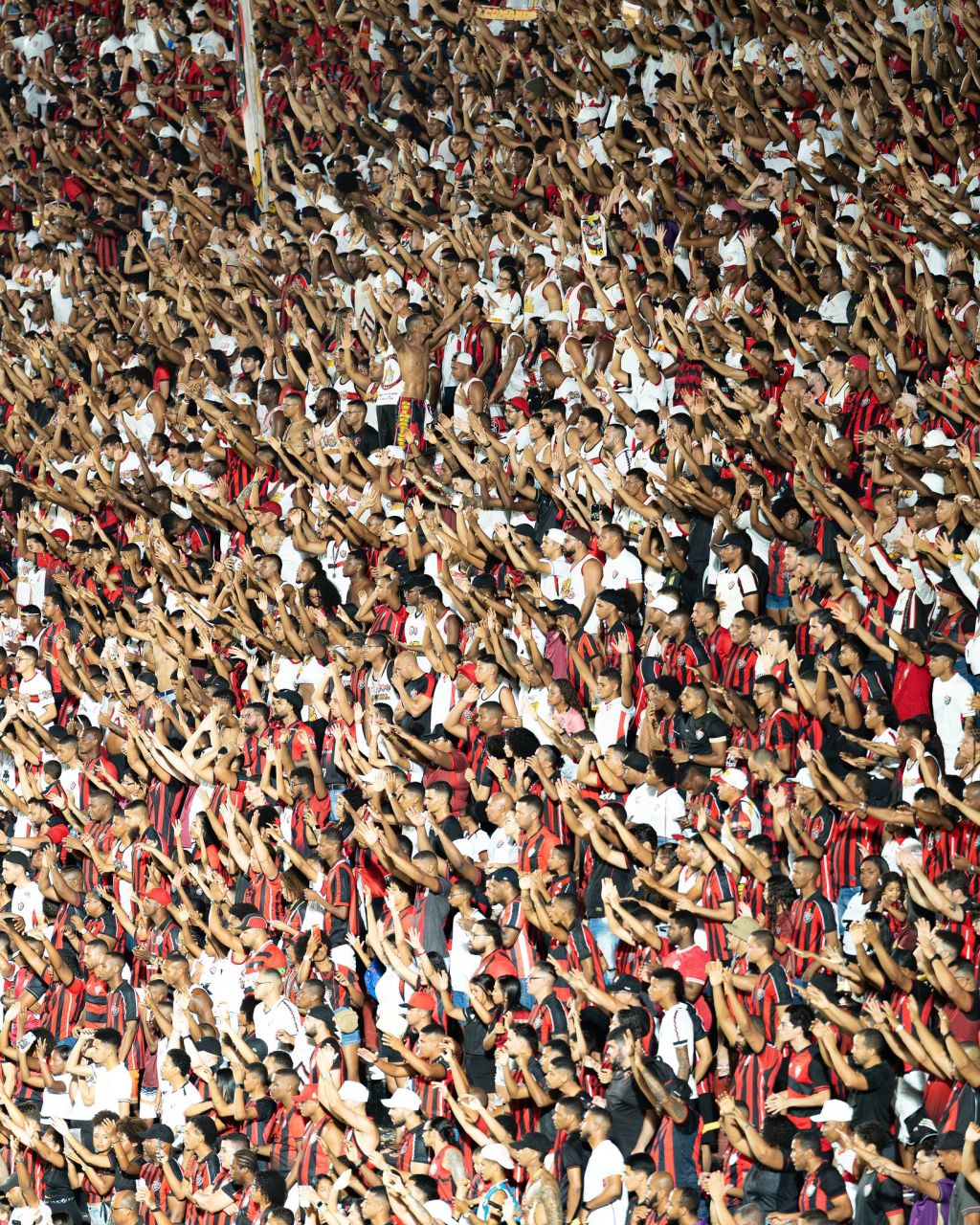 Torcida do Vitória lota o Barradão