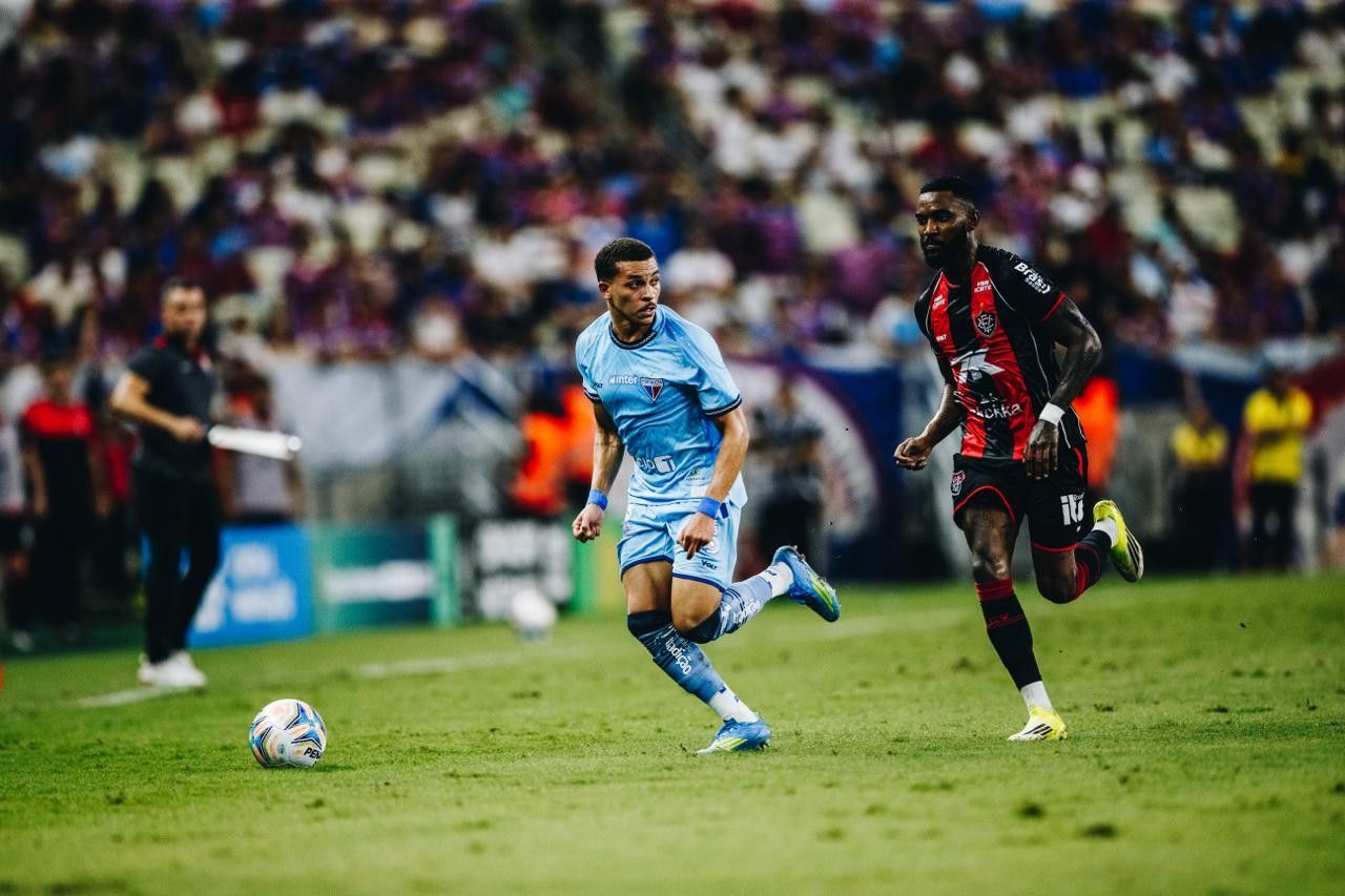 Jogadores do Vitória comemoram gol no Castelão