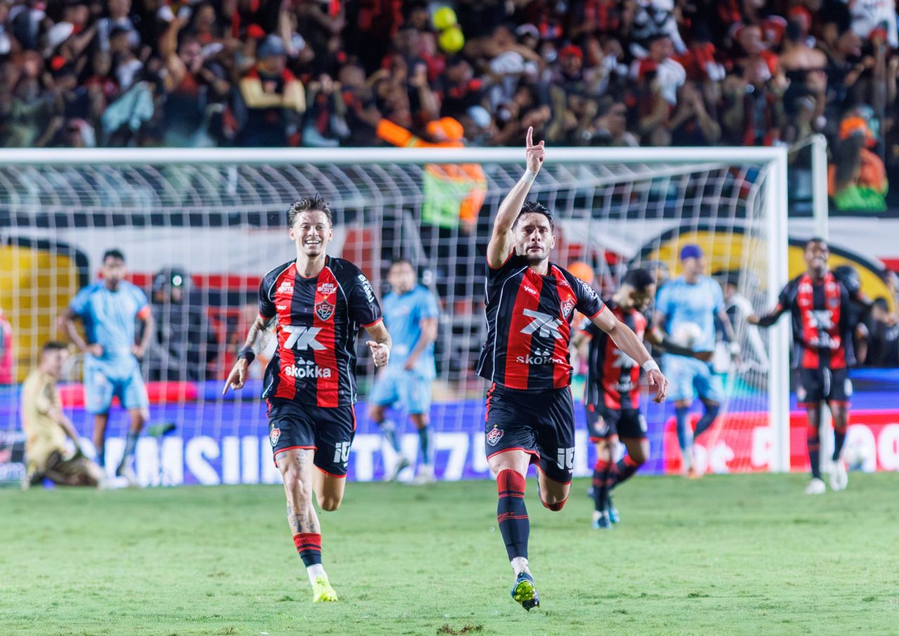 Jogadores do Vitória comemoram título no Barradão