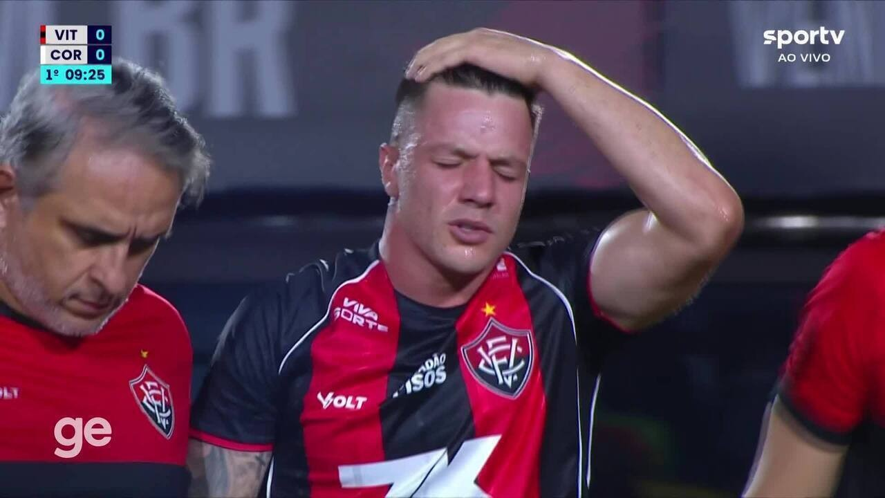 Renato Kayzer sai de campo segurando a coxa direita