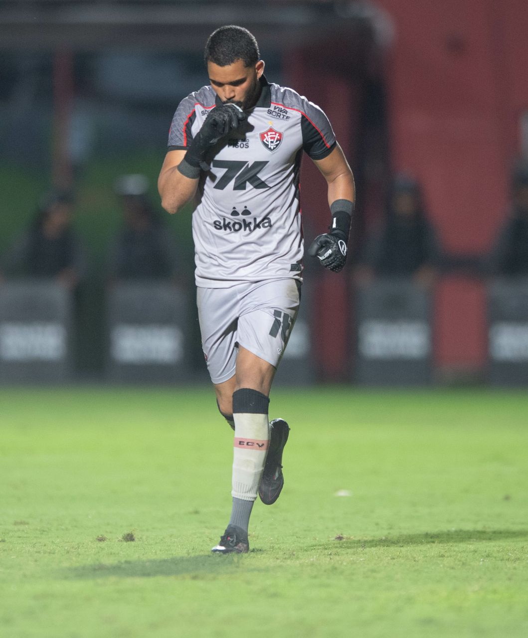 Lucas Arcanjo em ação no Barradão