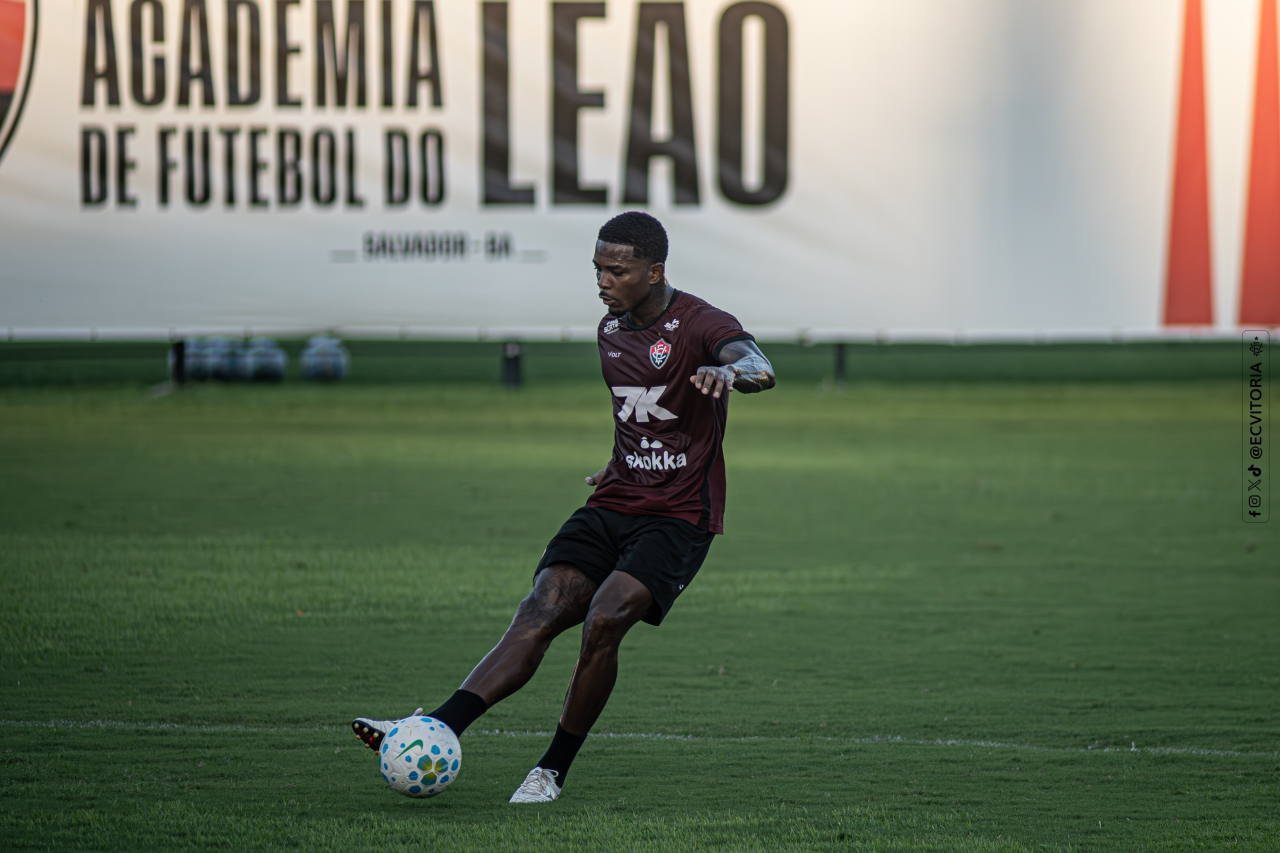 Zagueiro Cacá em treino do Vitória