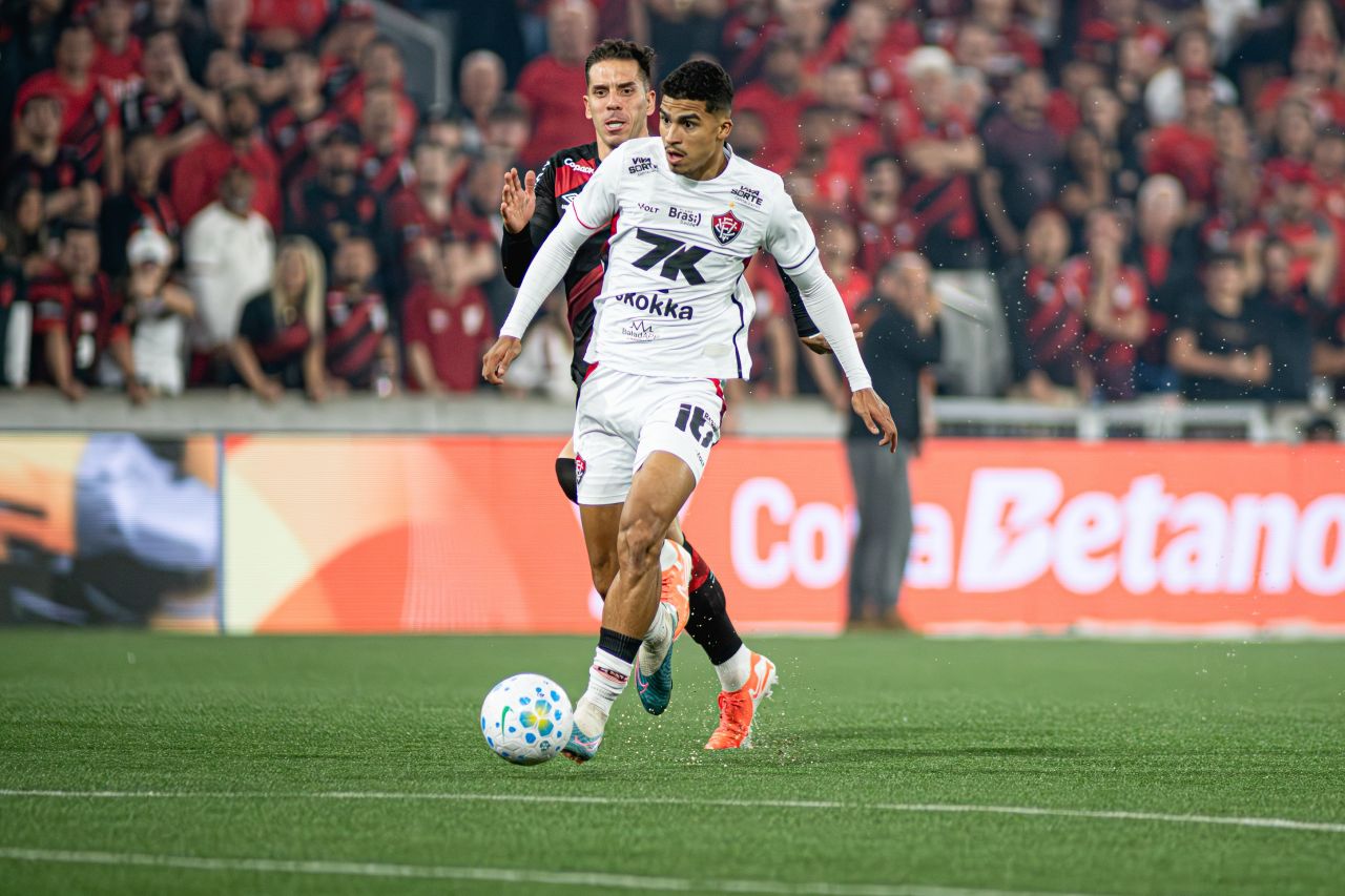 Jogadores do Vitória após sofrer gol na Arena da Baixada