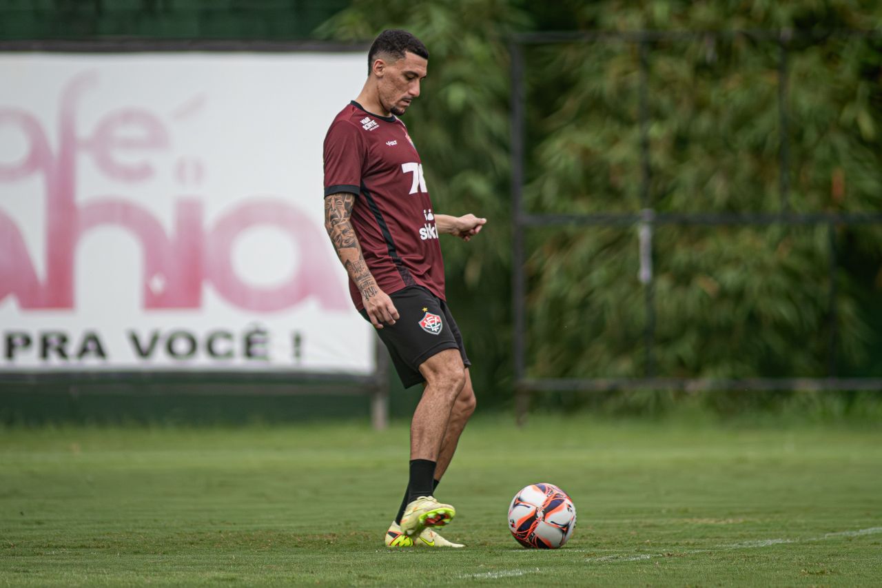 Gabriel Baralhas sentindo a coxa direita durante jogo