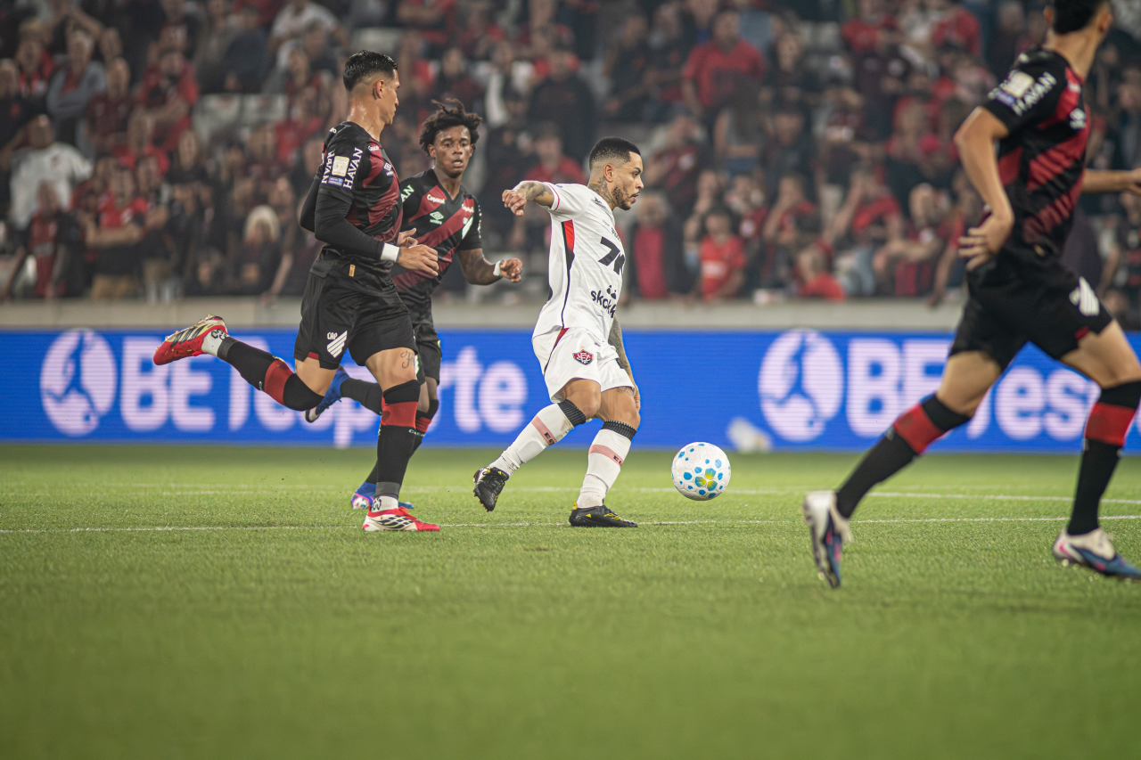 Matheuzinho durante Athletico x Vitória