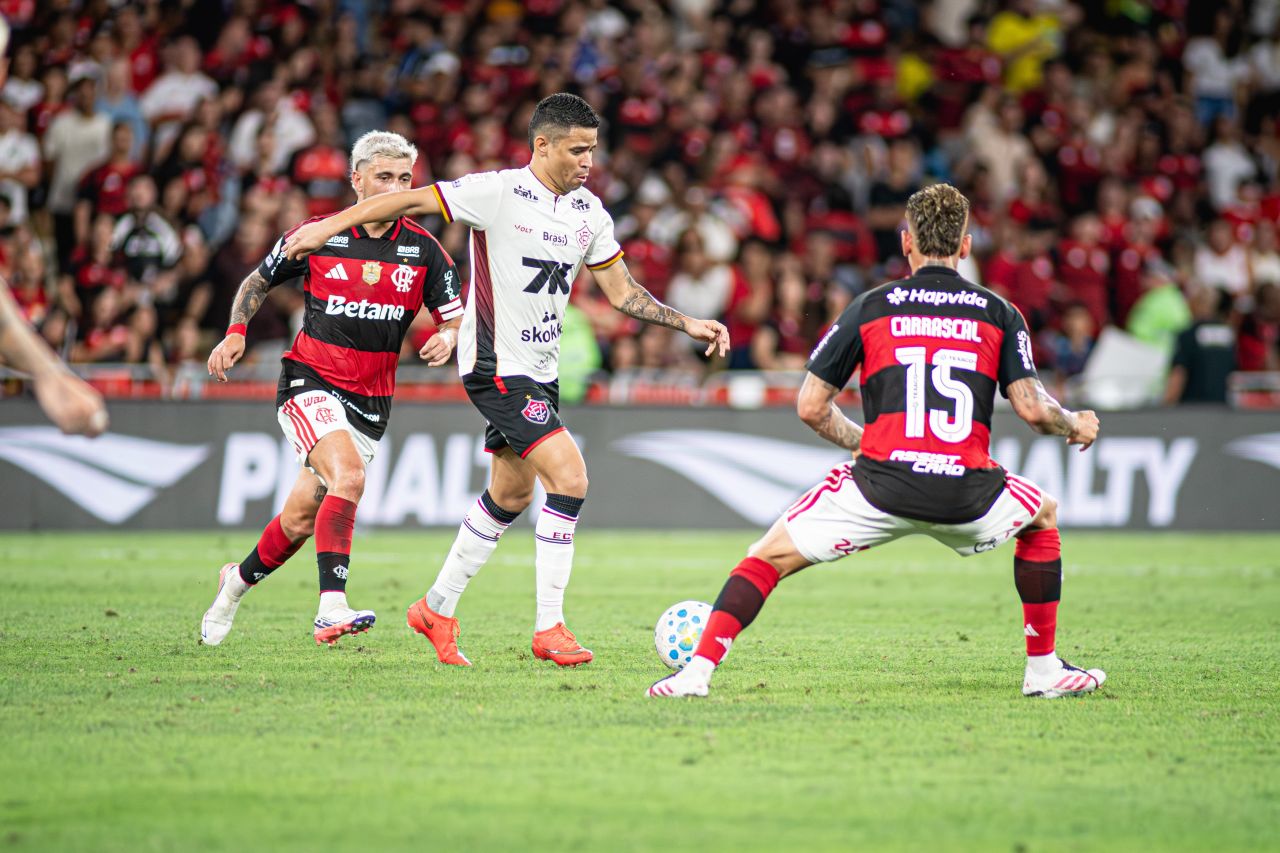 Flamengo e Vitória em ação no Maracanã