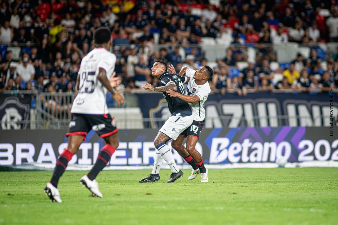 Jogadores do Vitória em campo contra o Remo