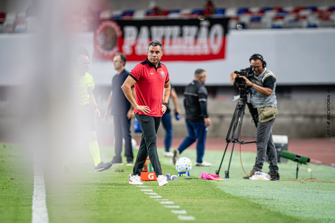Jair Ventura concede entrevista após jogo